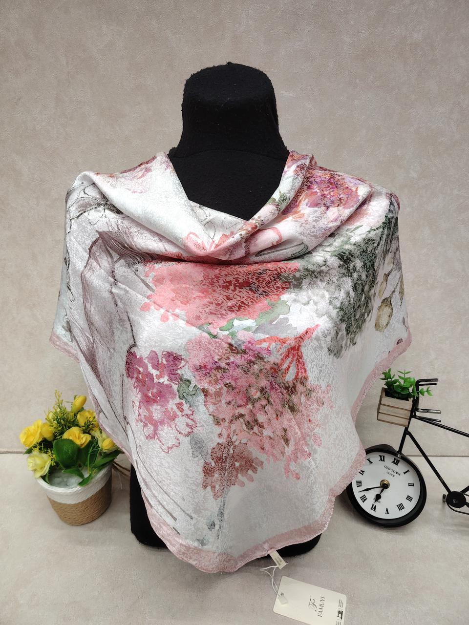 На фото 1 - Женский платок из шёлка, мультицвет
