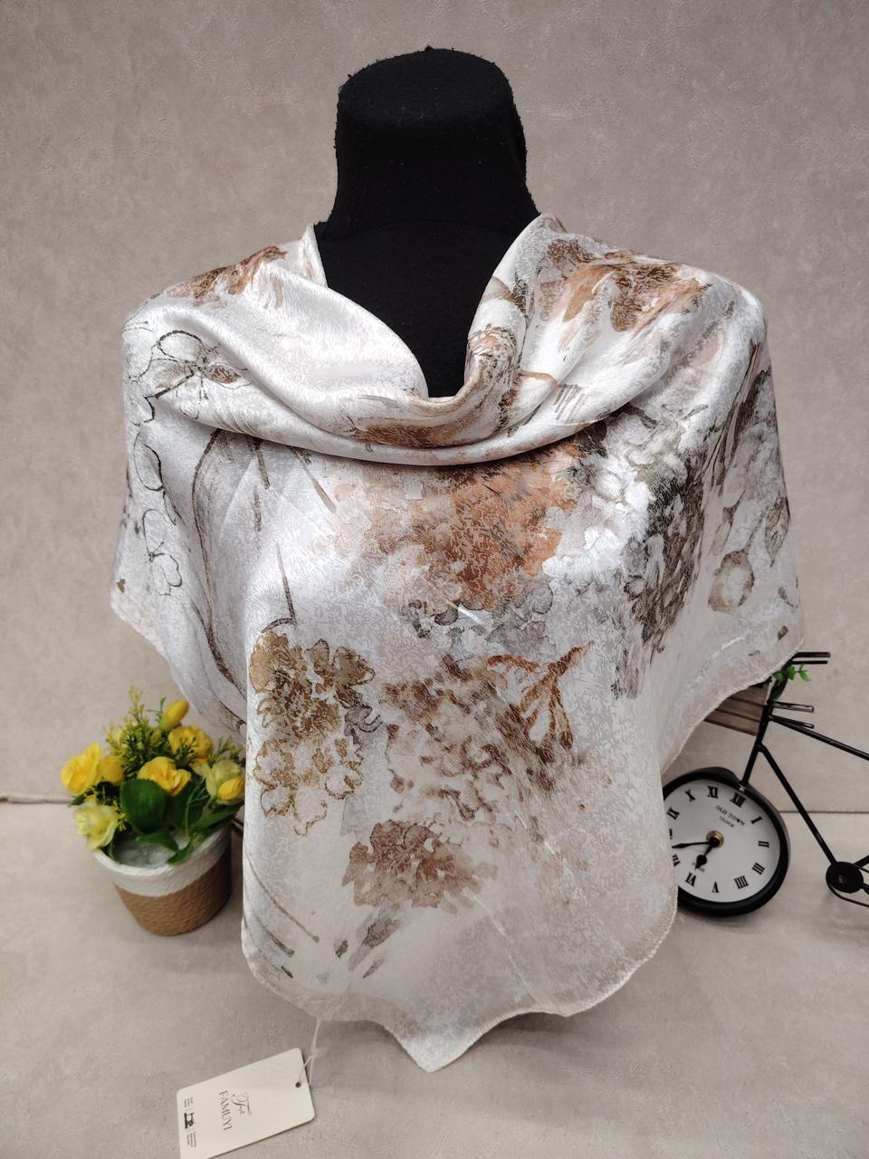 На фото 1 - Женский платок из шёлка, мультицвет