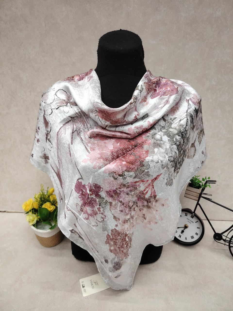 На фото 1 - Женский платок из шёлка, мультицвет