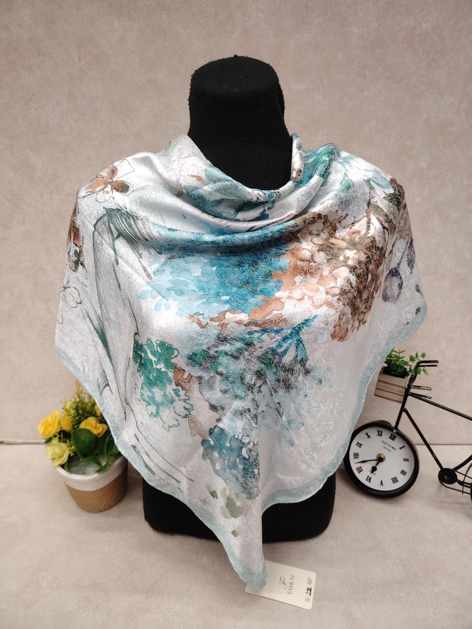 На фото 1 - Женский платок из шёлка, мультицвет