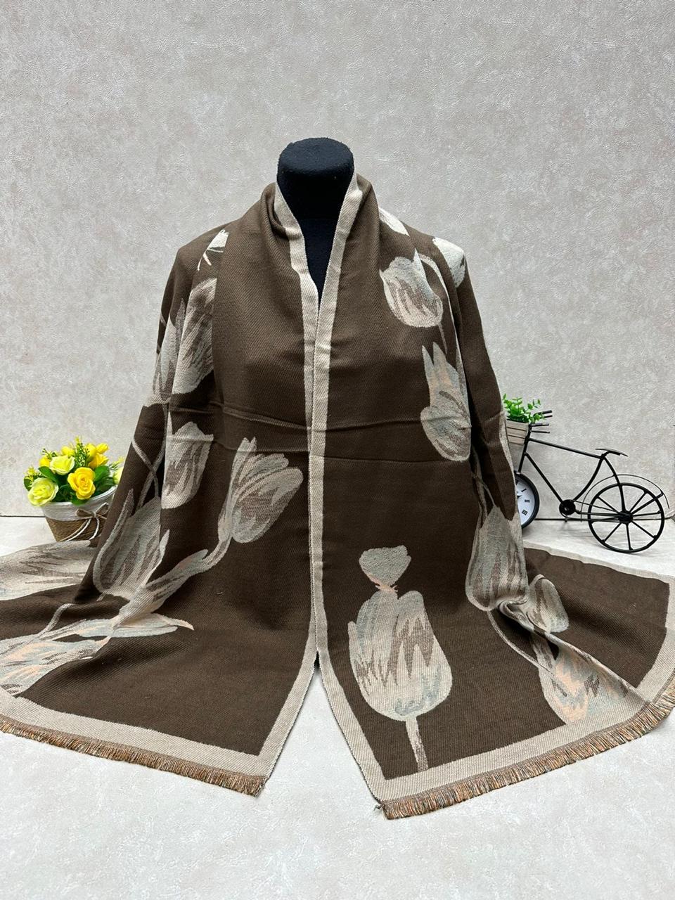 На фото 1 - Мягкий палантин из кашемира мультицвет