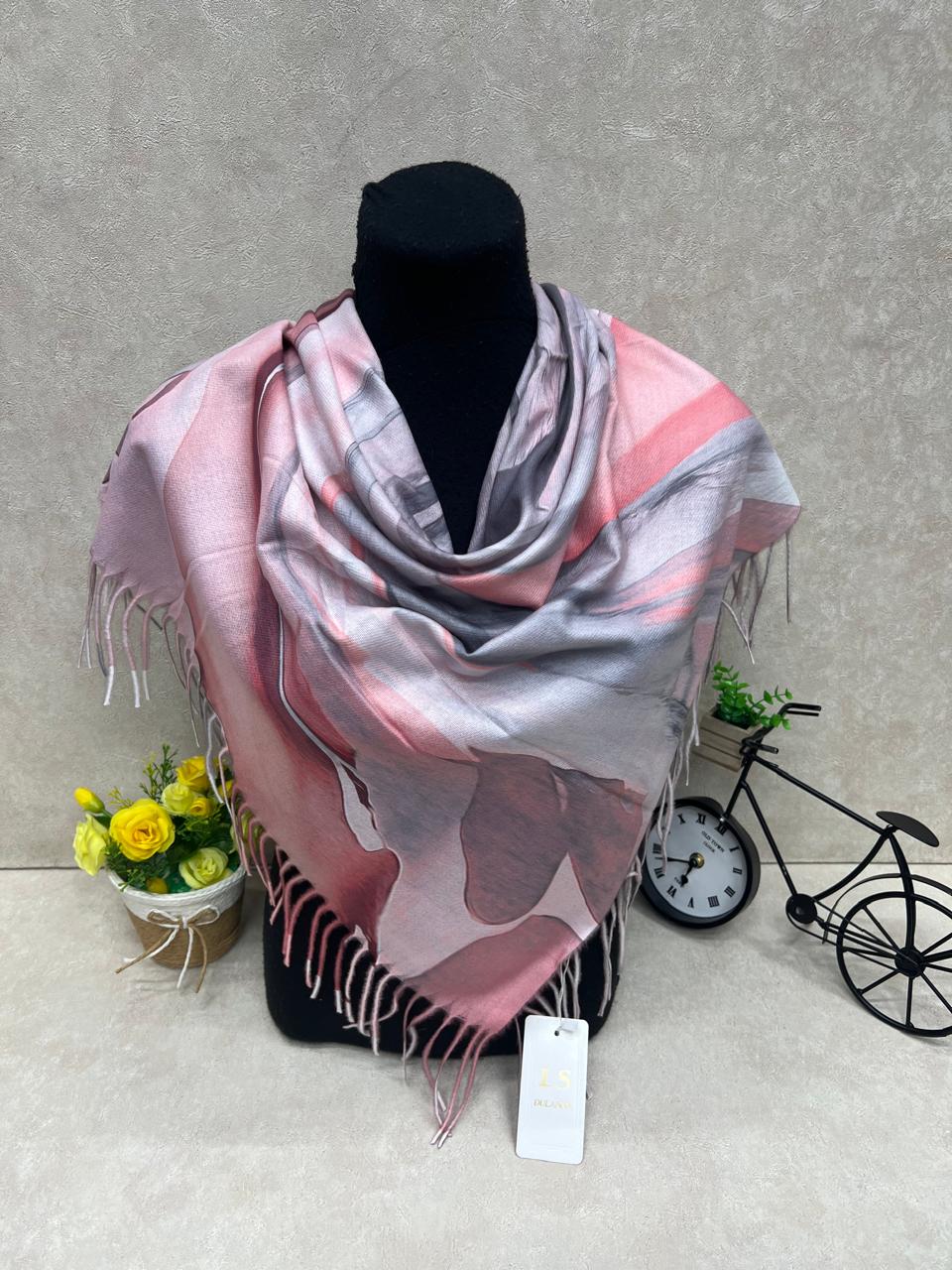 На фото 1 - Палантин в клетку из кашемира, мультицвет