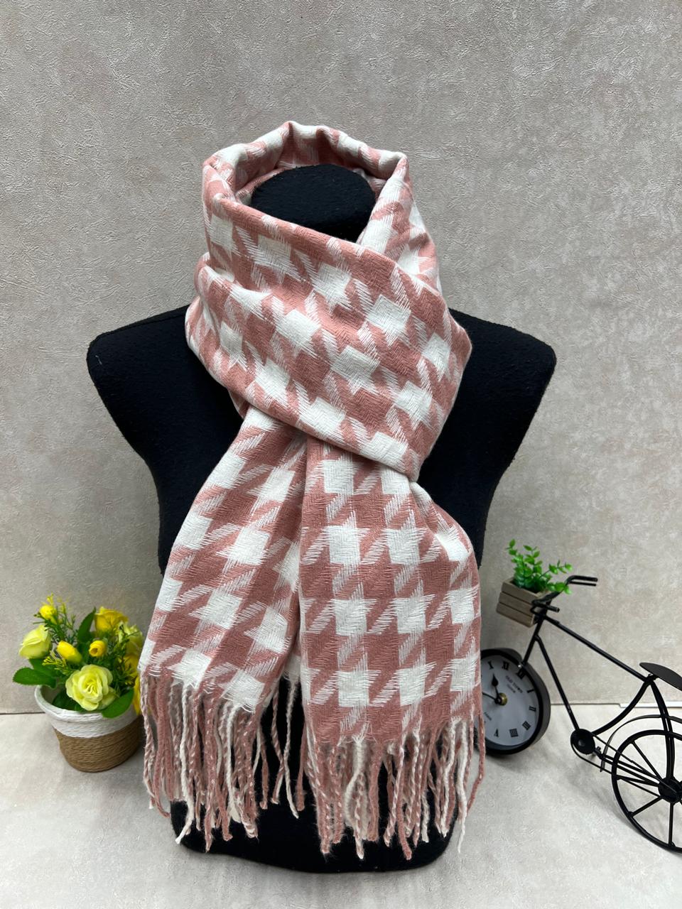 На фото 1 - Палантин в клетку из кашемира, мультицвет