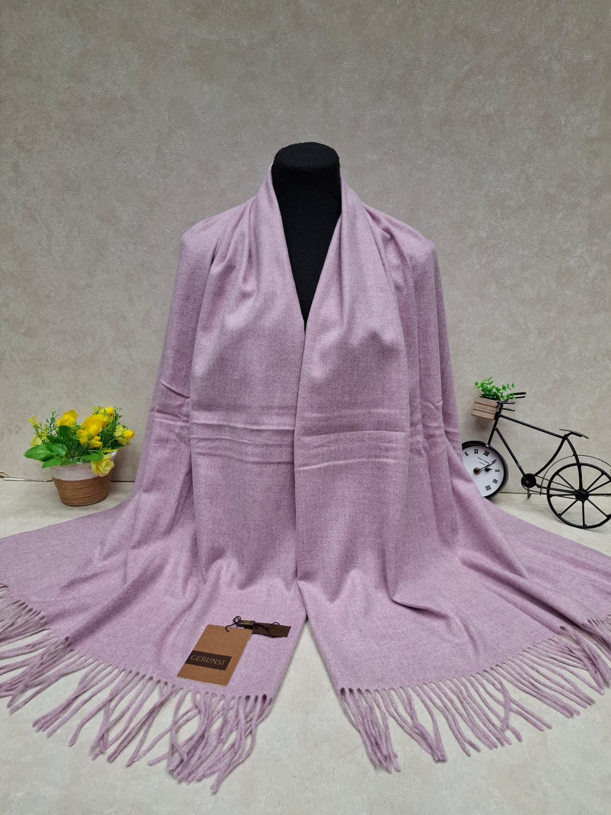 На фото 1 - Тёплый палантин, цвет светло фиолетовый