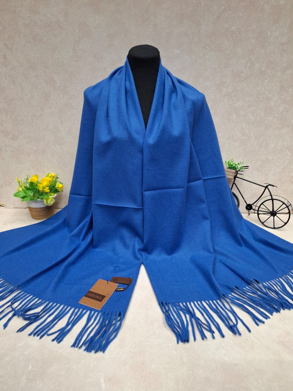 На фото 1 - Тёплый палантин, цвет синий