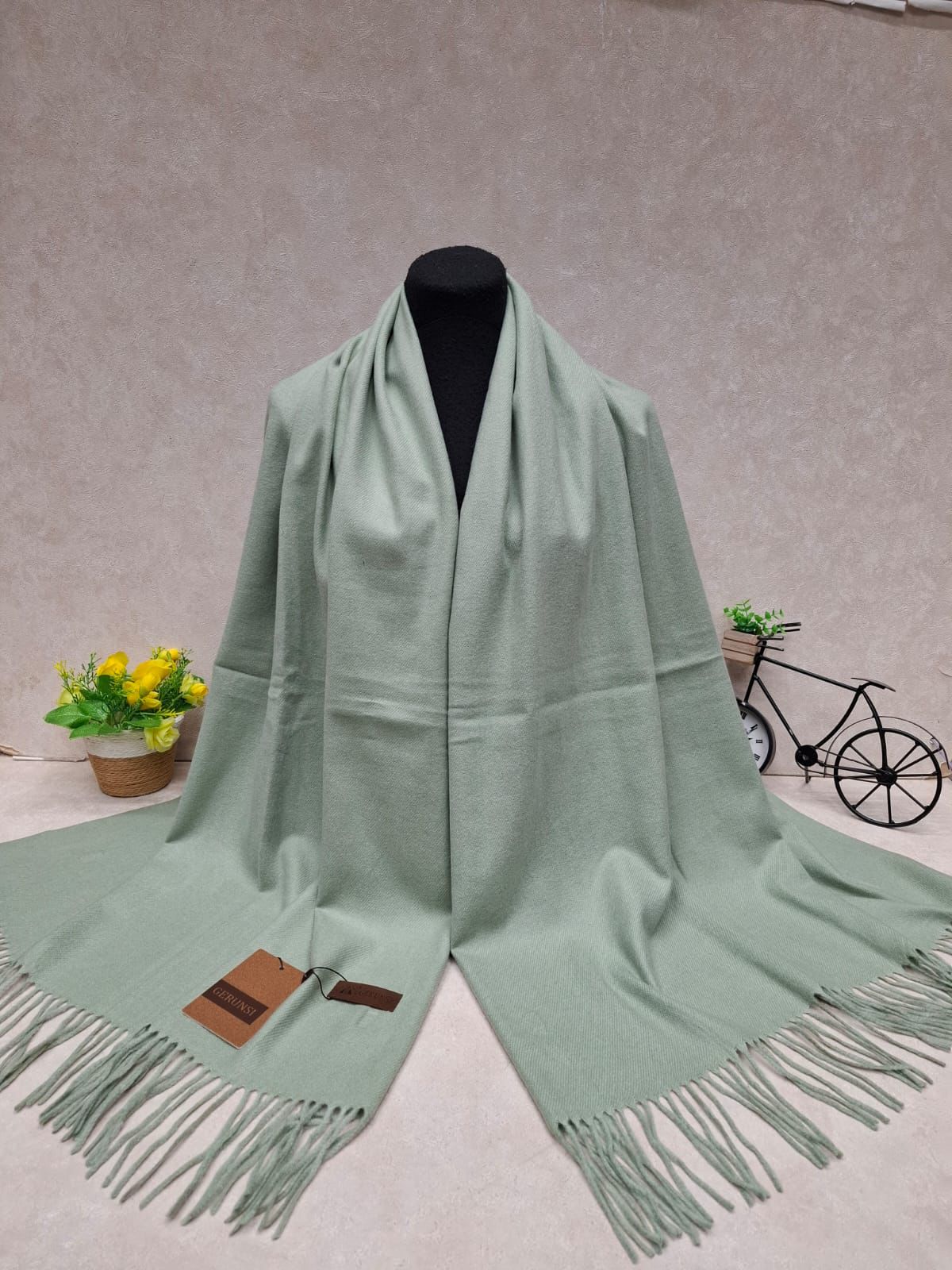 На фото 1 - Тёплый палантин, цвет нежно зеленый