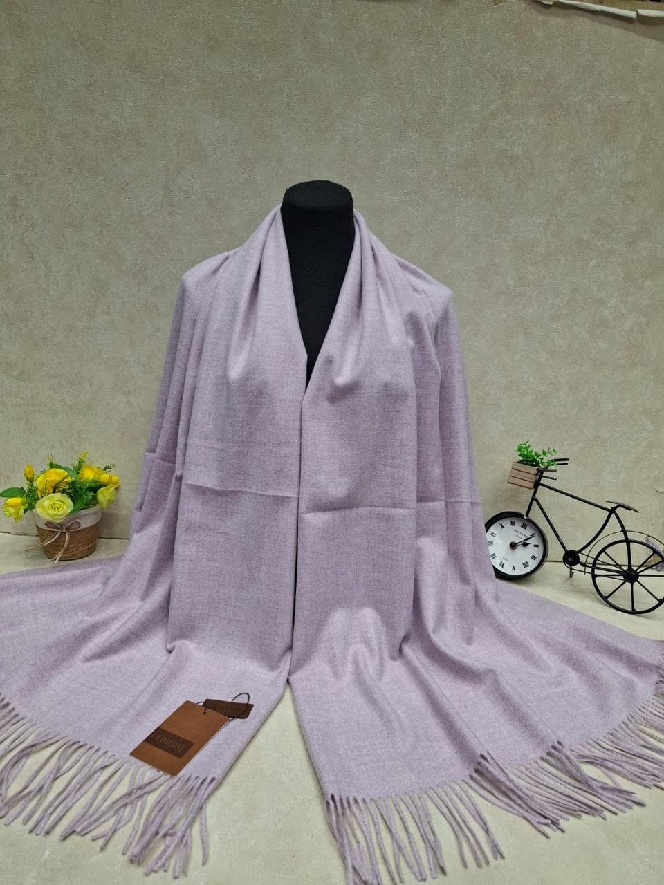 На фото 1 - Тёплый палантин, цвет светло сиреневый