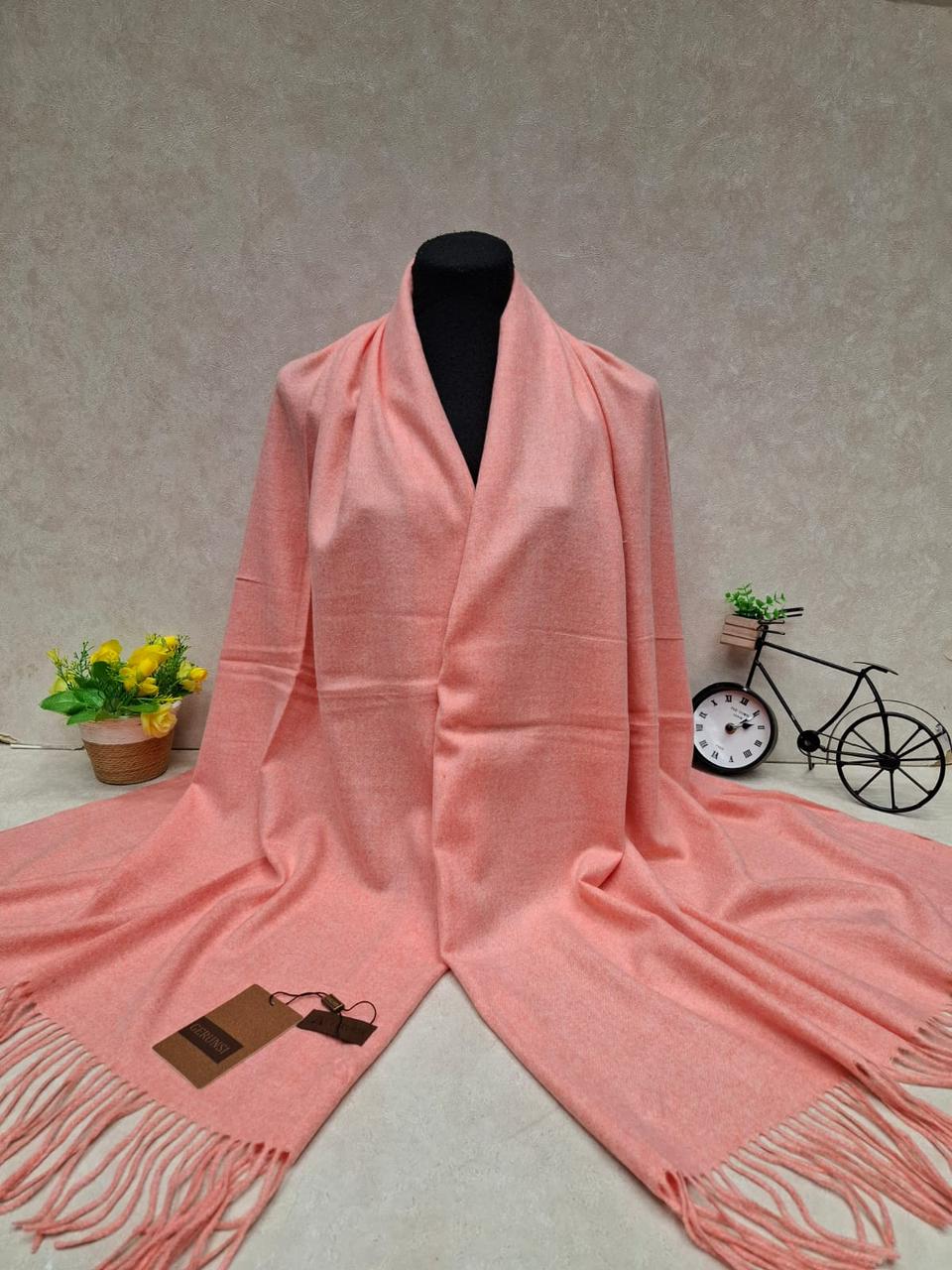 На фото 1 - Тёплый палантин, цвет коралловый