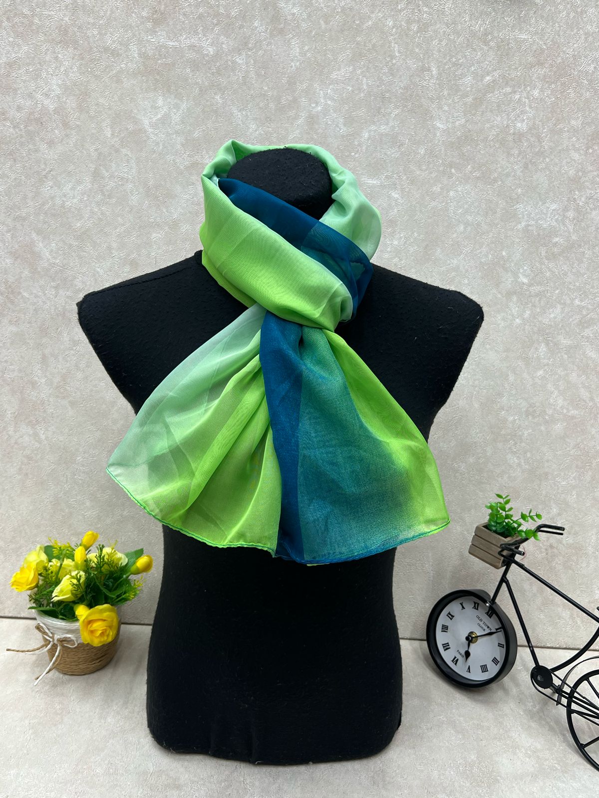 На фото 1 - Платок из шифона мультицвет