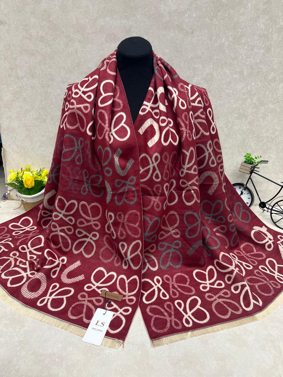 На фото 1 - Мягкий палантин из кашемира мультицвет