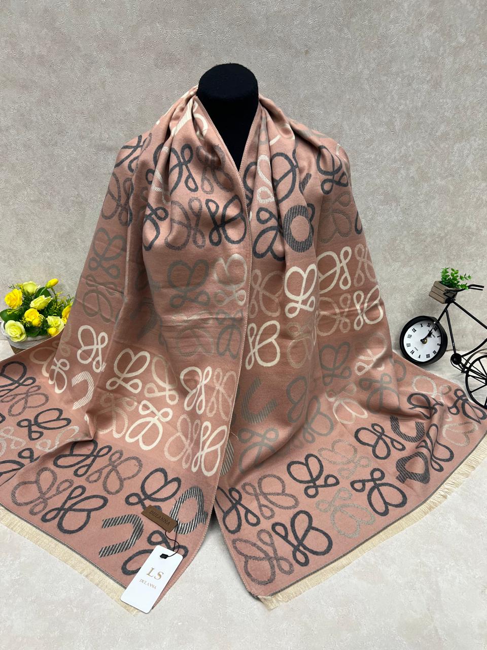 На фото 1 - Мягкий палантин из кашемира мультицвет