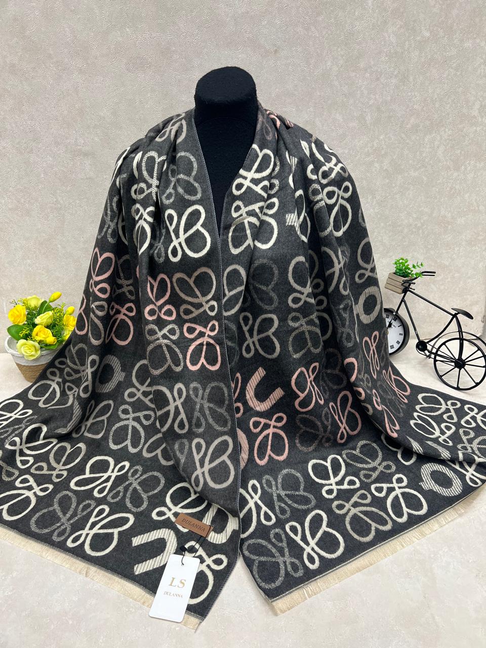 На фото 1 - Мягкий палантин из кашемира мультицвет