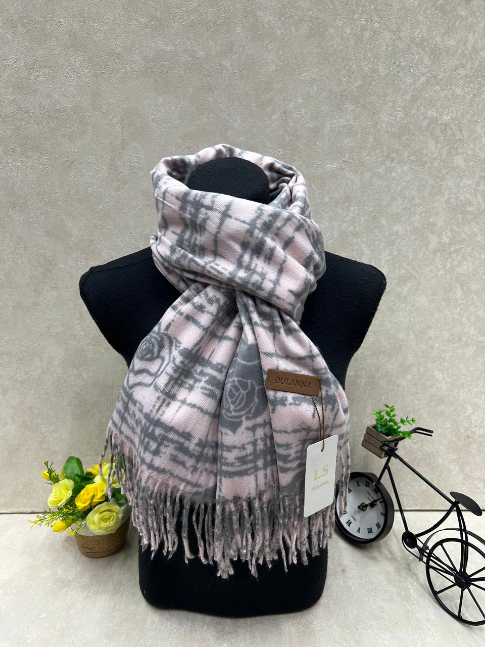 На фото 1 - Мягкий палантин из кашемира мультицвет