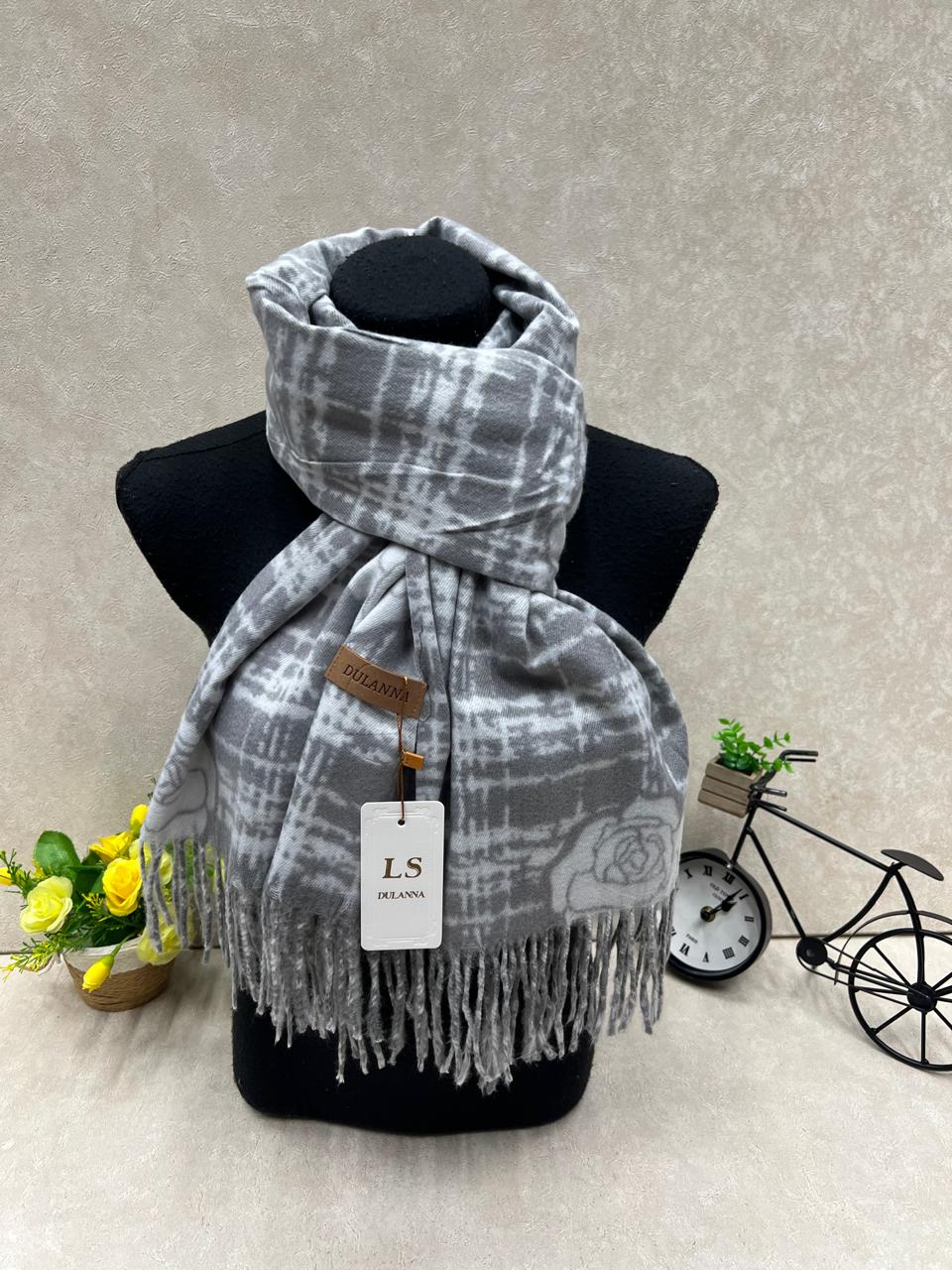 На фото 1 - Мягкий палантин из кашемира мультицвет