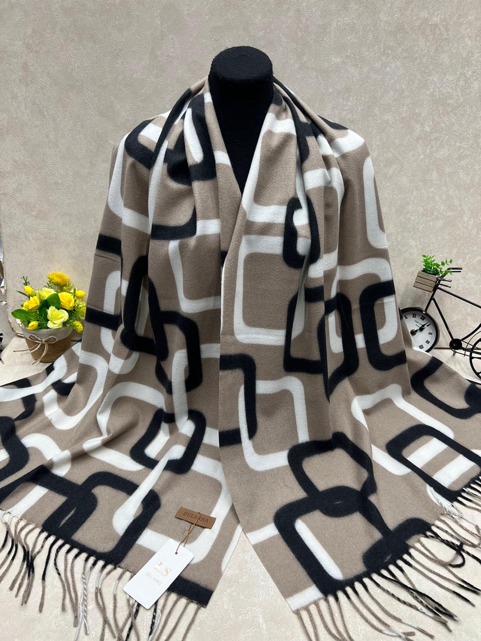 На фото 1 - Мягкий палантин из кашемира мультицвет