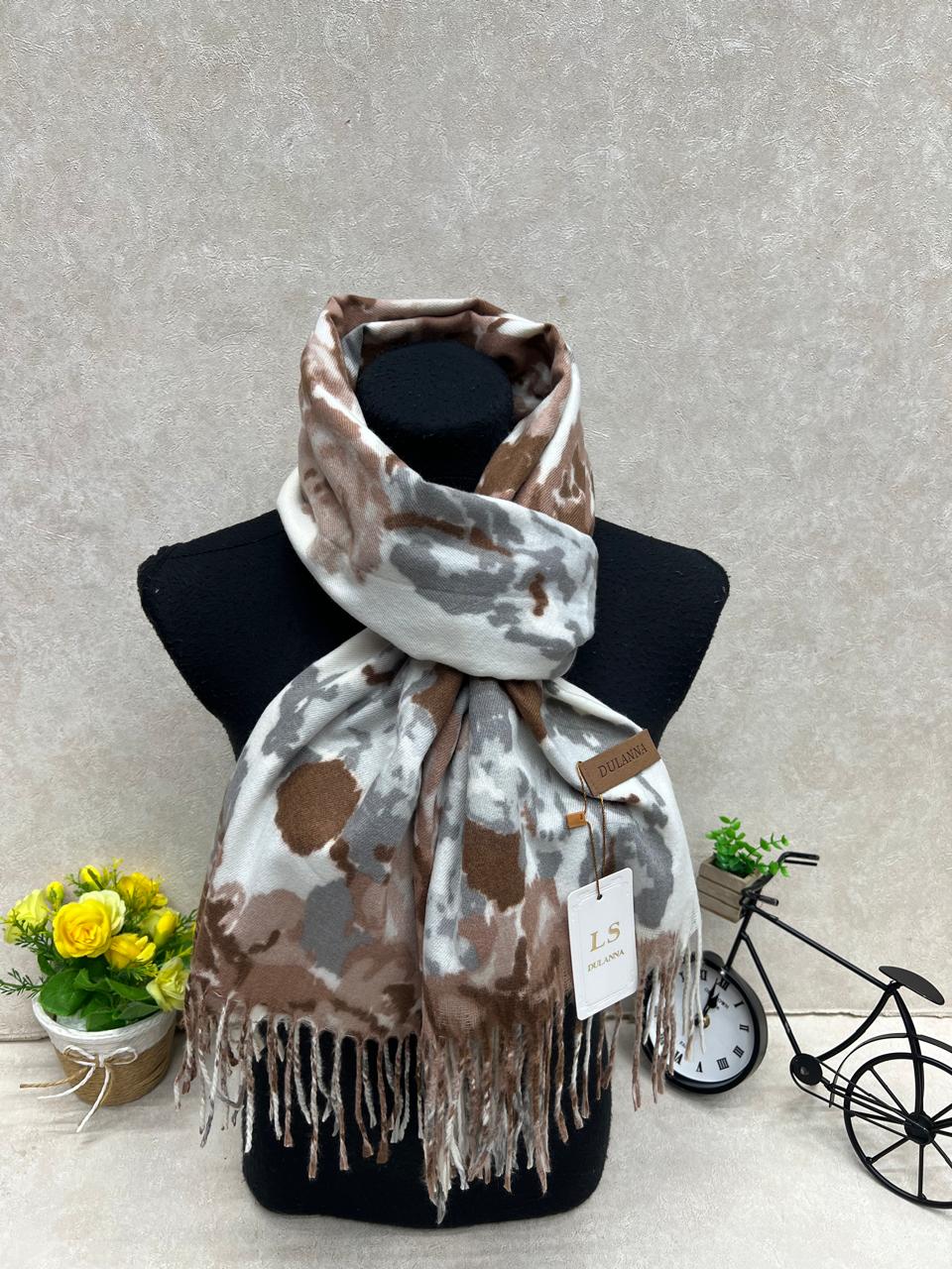 На фото 1 - Мягкий палантин из кашемира мультицвет