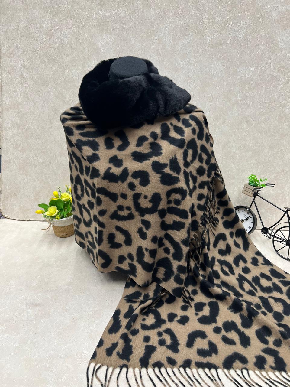 На фото 1 - Мягкий палантин из кашемира с норковым воротником мультицвет