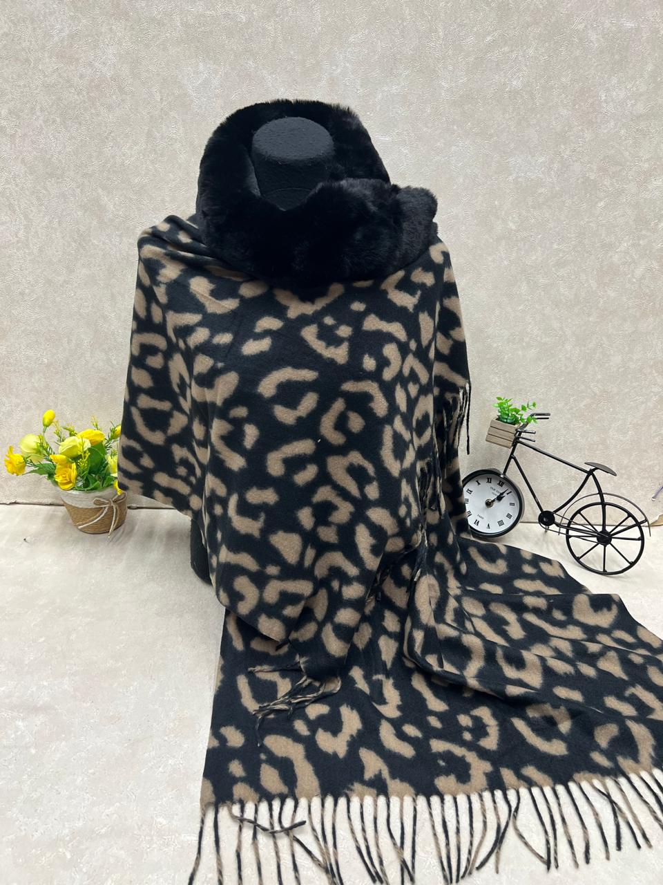 На фото 1 - Мягкий палантин из кашемира с норковым воротником мультицвет