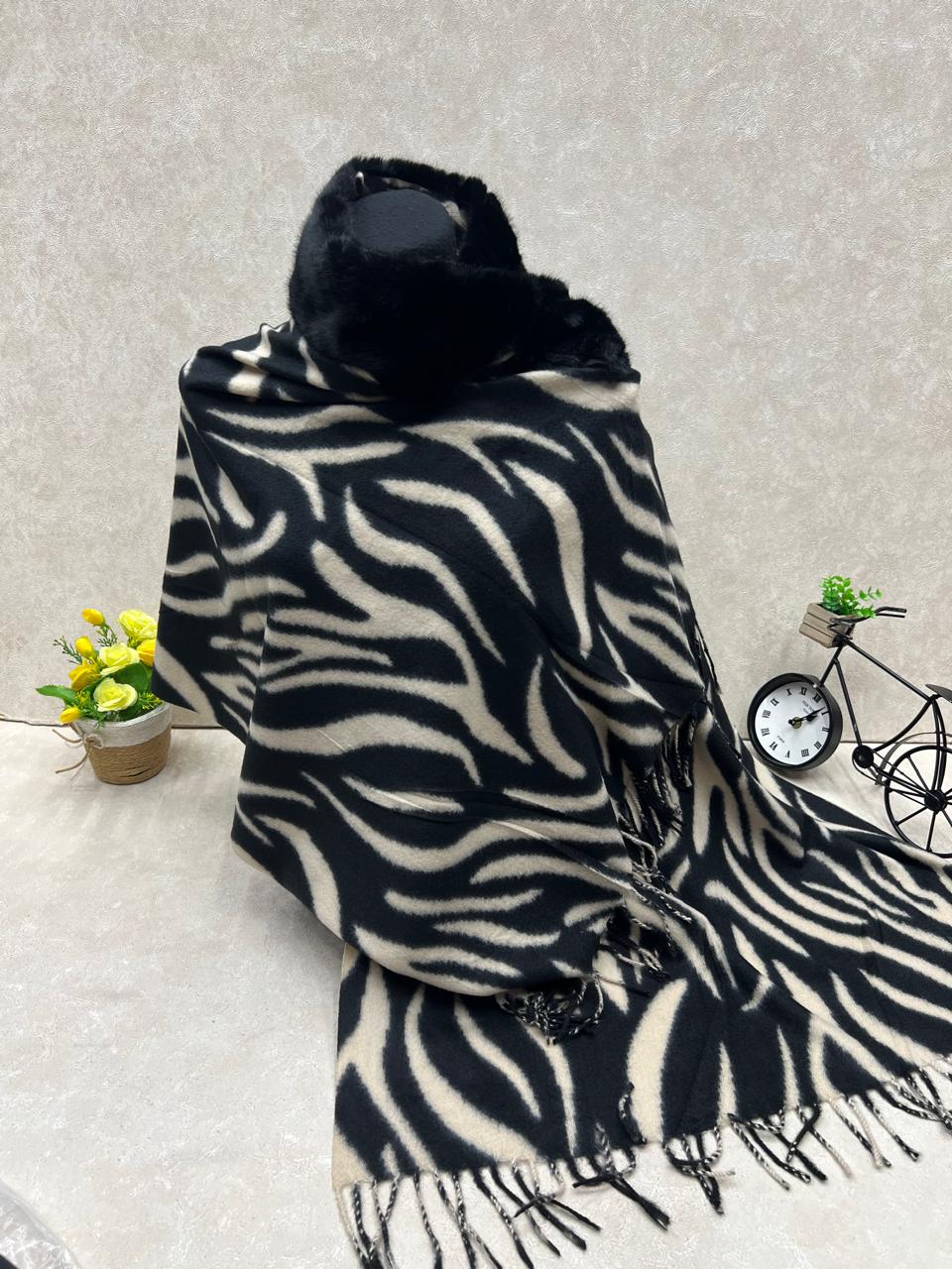 На фото 1 - Мягкий палантин из кашемира с норковым воротником мультицвет