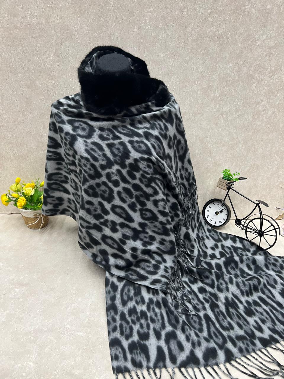 На фото 1 - Мягкий палантин из кашемира с норковым воротником мультицвет