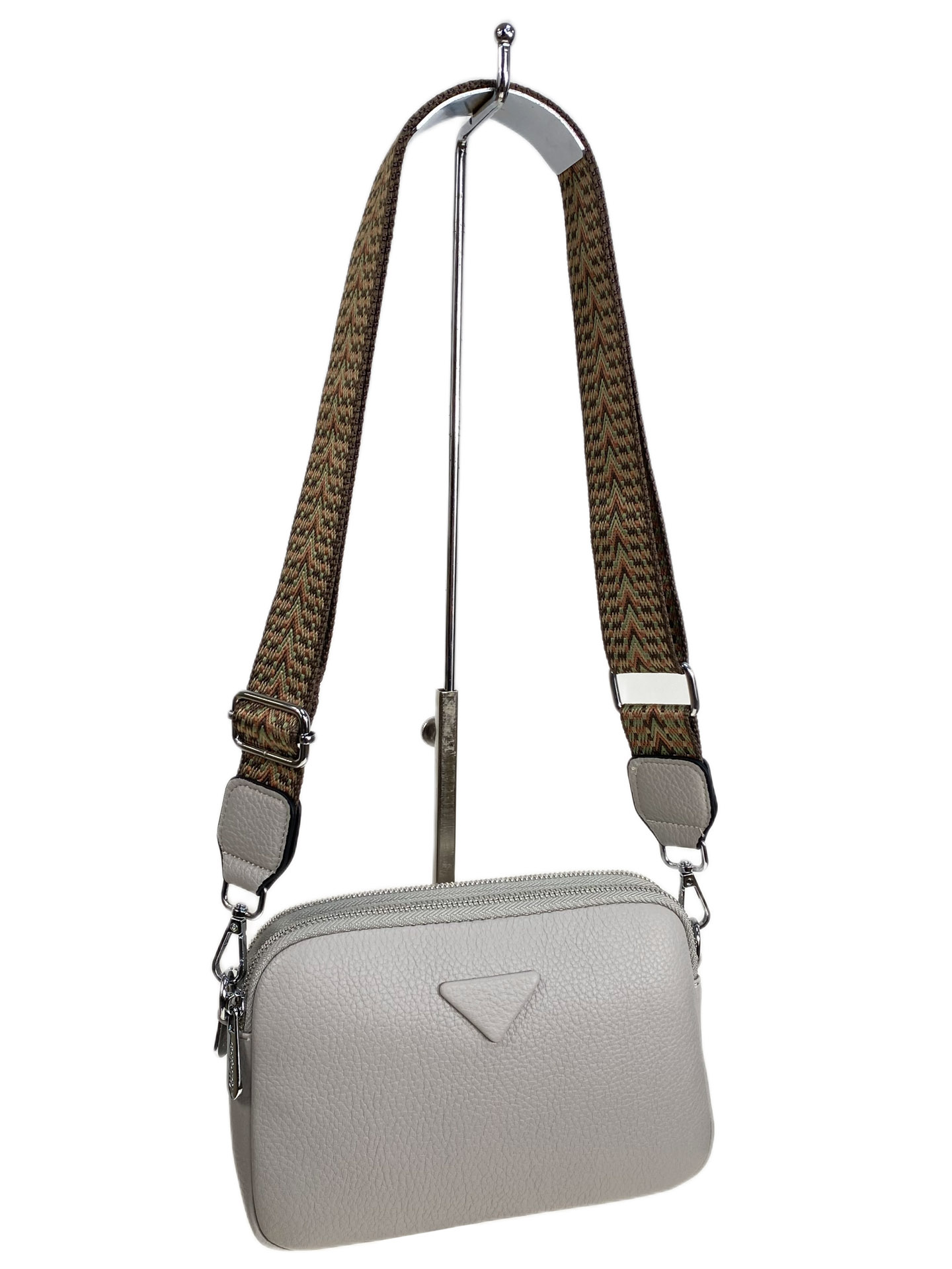 На фото 1 - Женская сумка из искусственной кожи, цвет светло серый