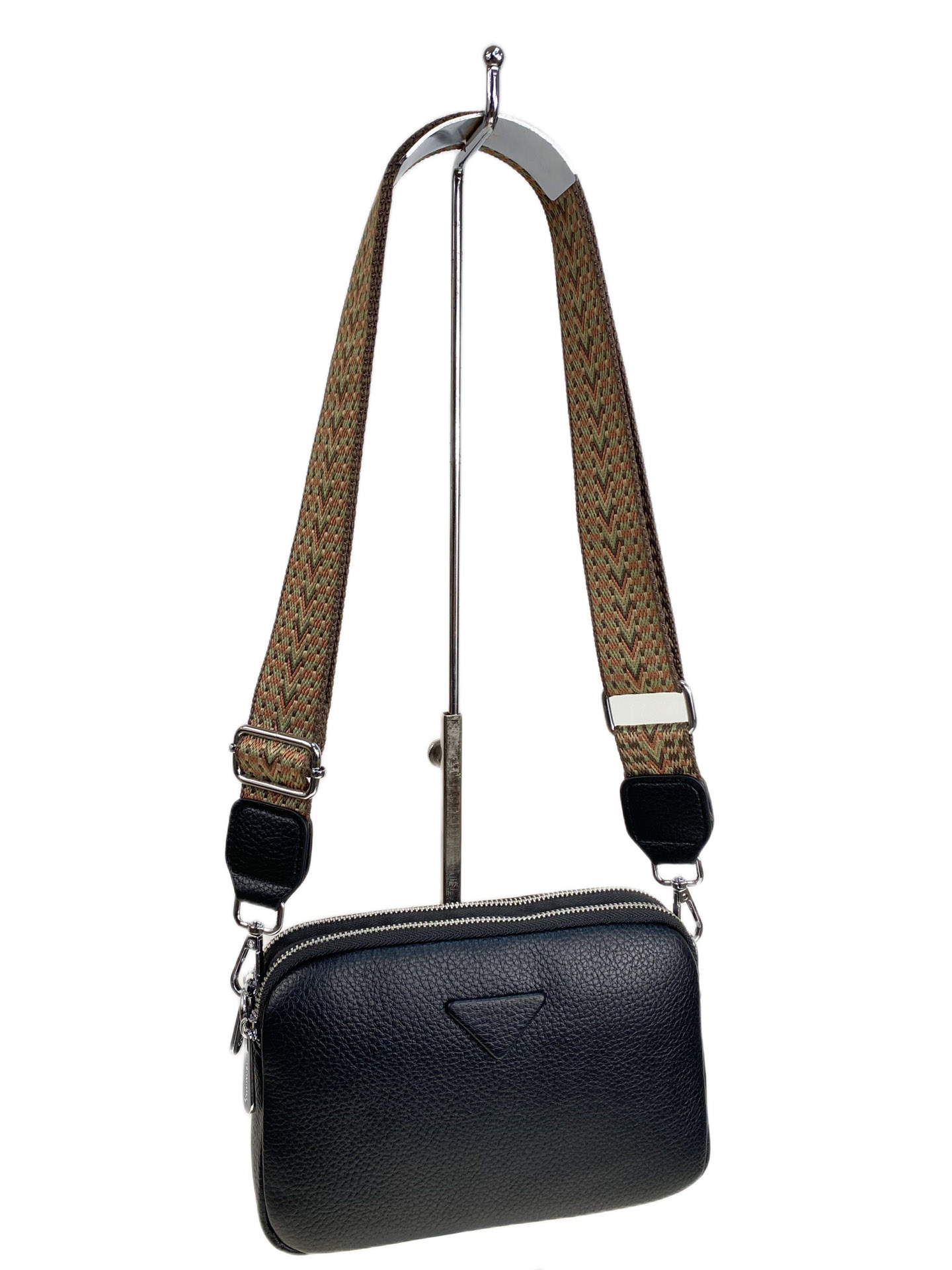 На фото 1 - Женская сумка из искусственной кожи, цвет черный