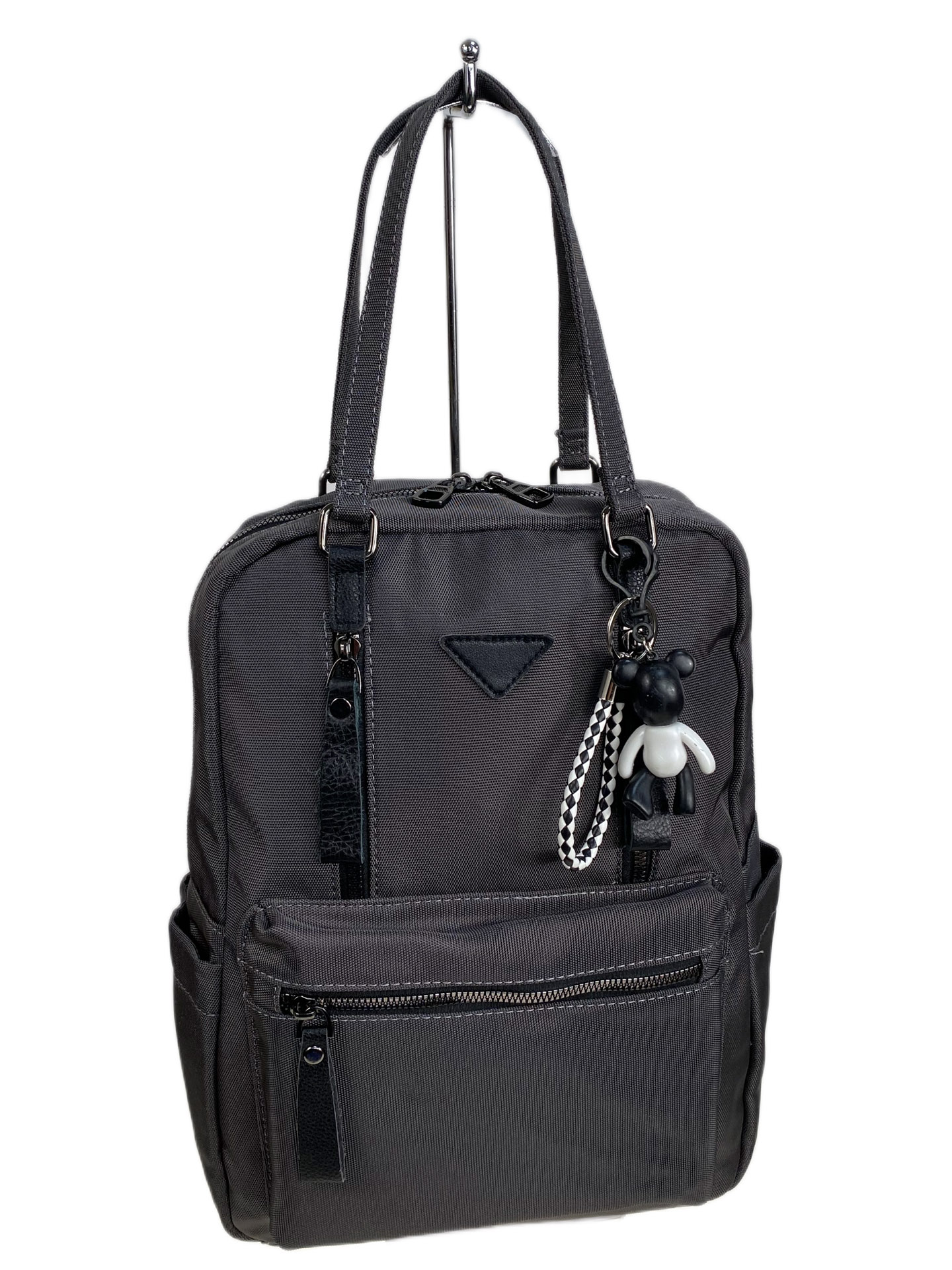 На фото 1 - Женская сумка - рюкзак из текстиля, цвет серый