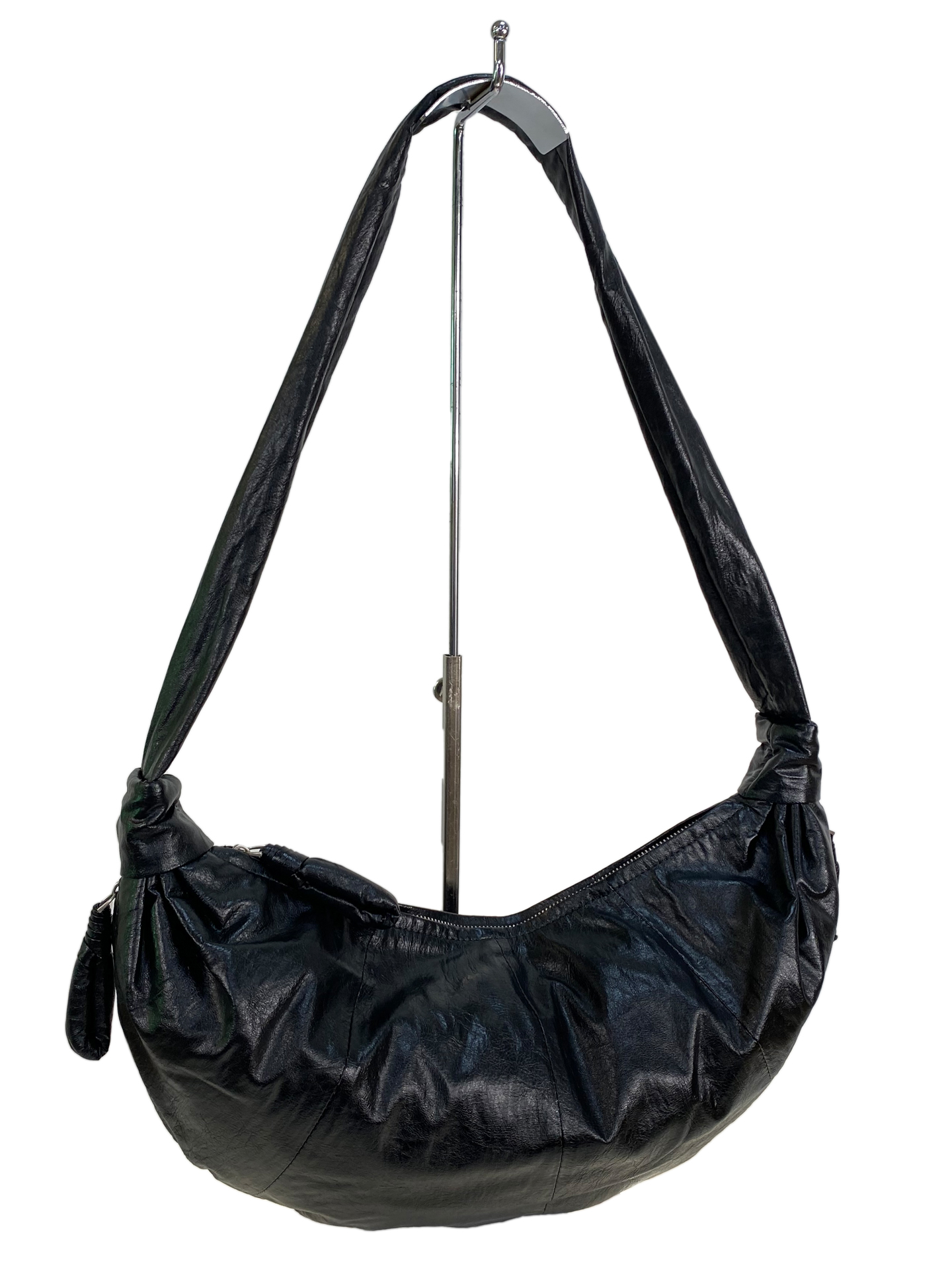 На фото 1 - Женская сумка из искусственной кожи, цвет черный