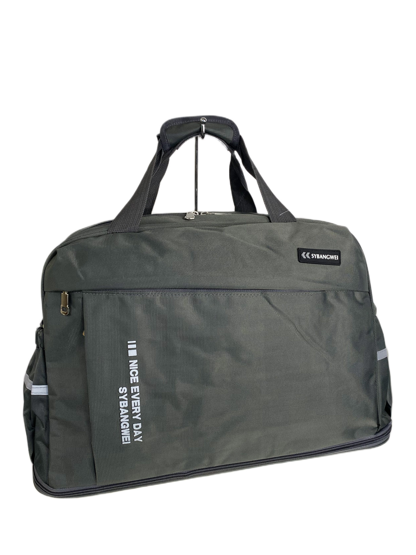 На фото 1 - Дорожная сумка из текстиля  с принтом, цвет серый