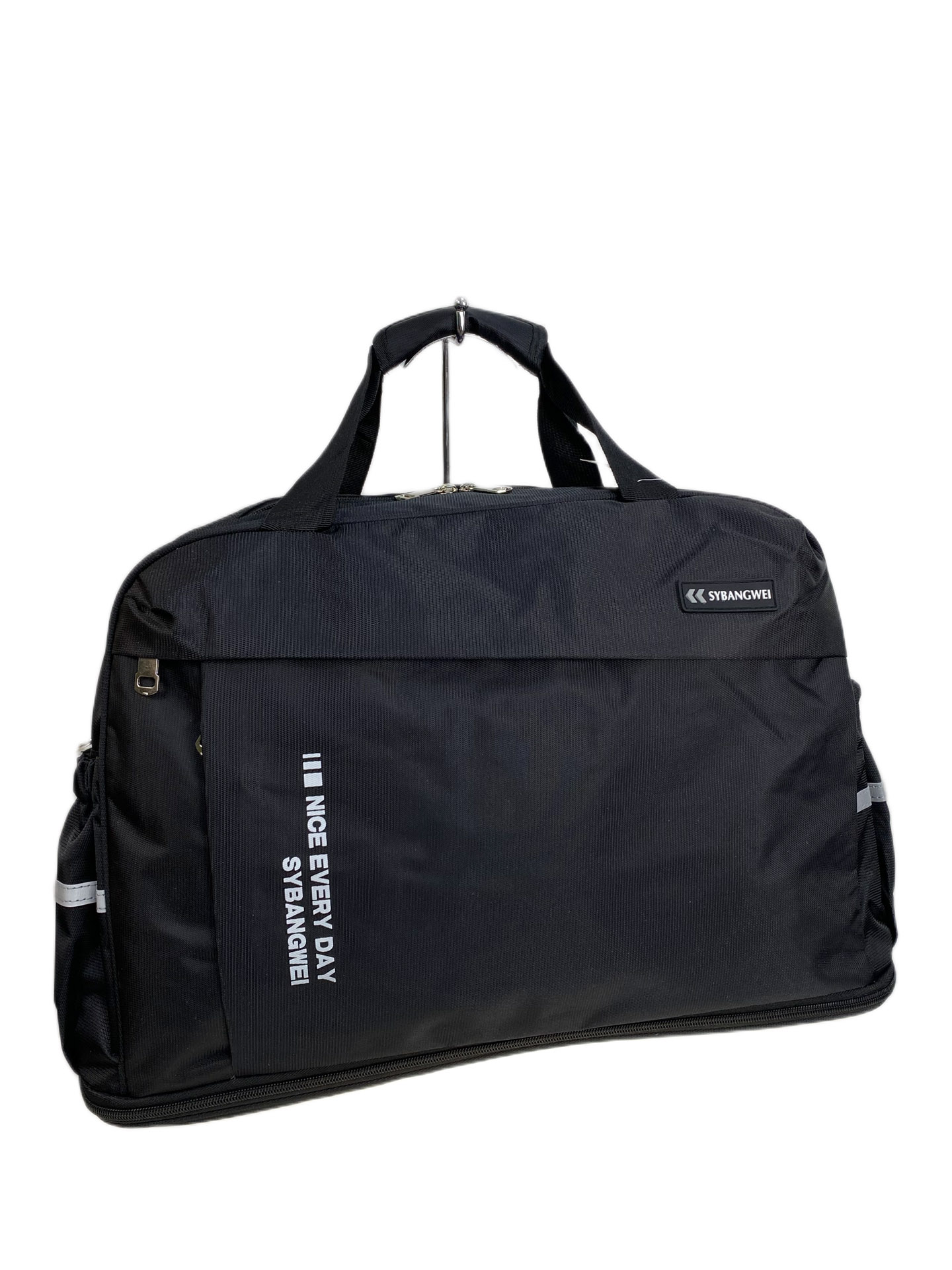 На фото 1 - Дорожная сумка из текстиля  с принтом, цвет черный