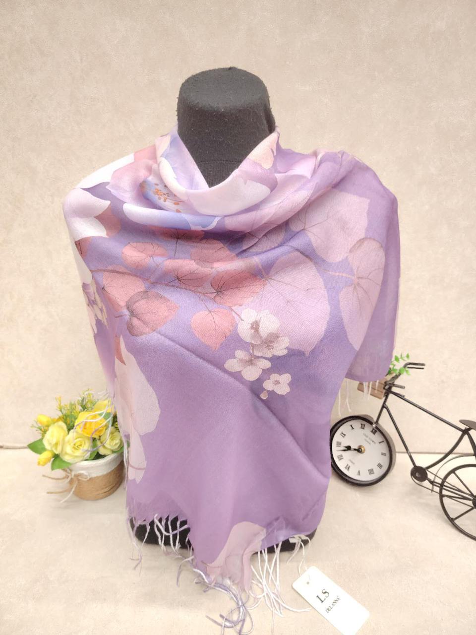 На фото 1 - Женский платок из кашемира, мультицвет