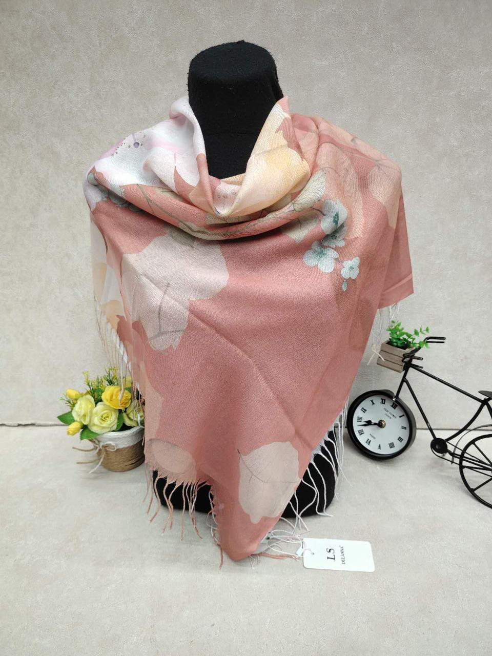 На фото 1 - Женский платок из кашемира, мультицвет