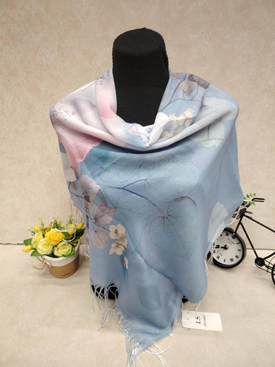 На фото 1 - Женский платок из кашемира, мультицвет
