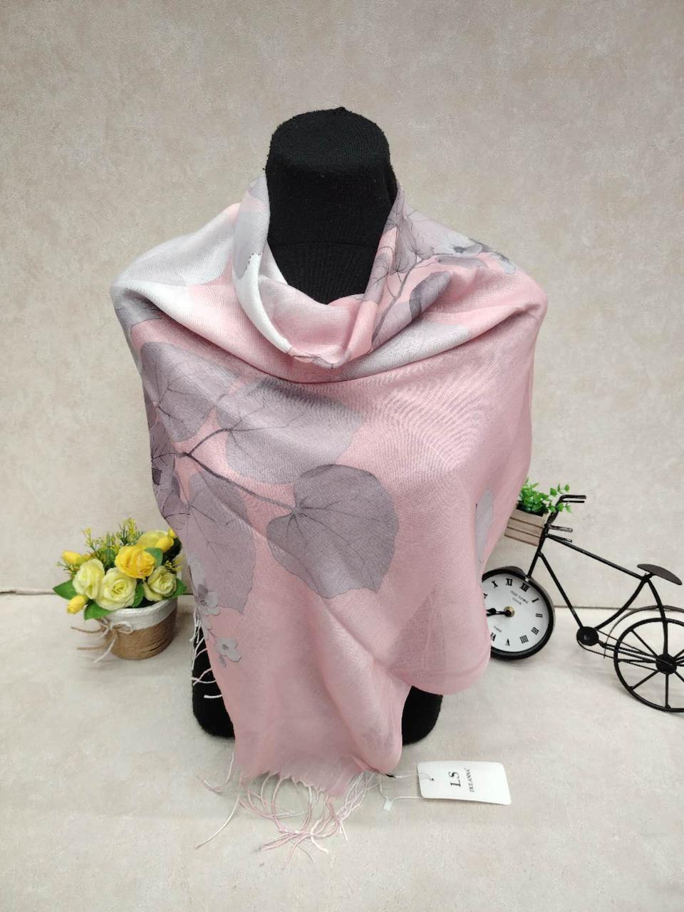 На фото 1 - Женский платок из кашемира, мультицвет