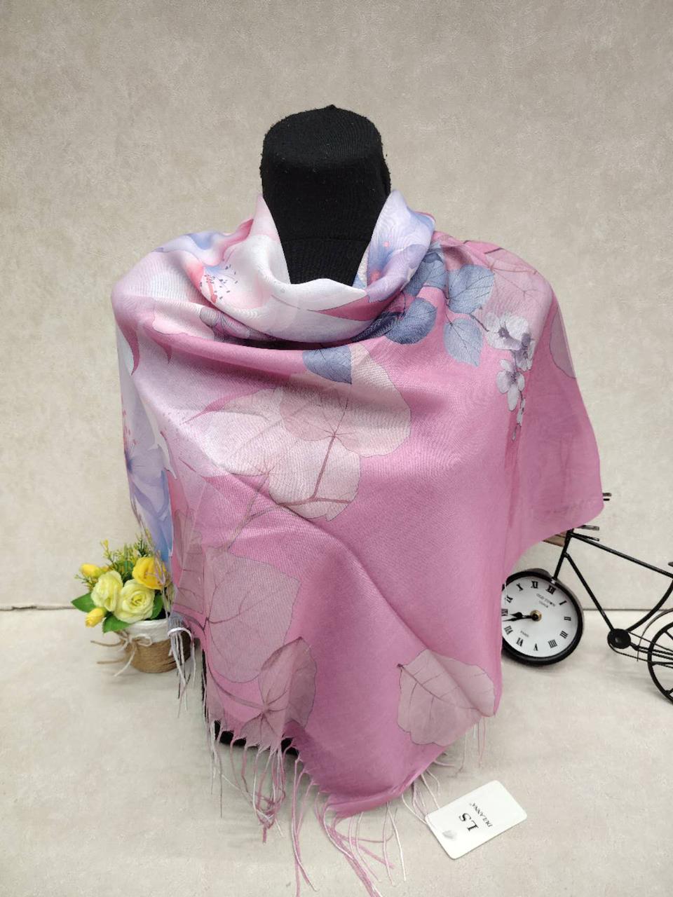 На фото 1 - Женский платок из кашемира, мультицвет