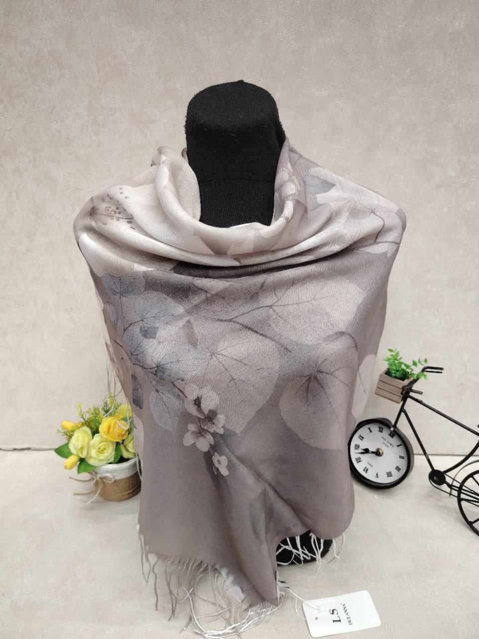 На фото 1 - Женский платок из кашемира, мультицвет