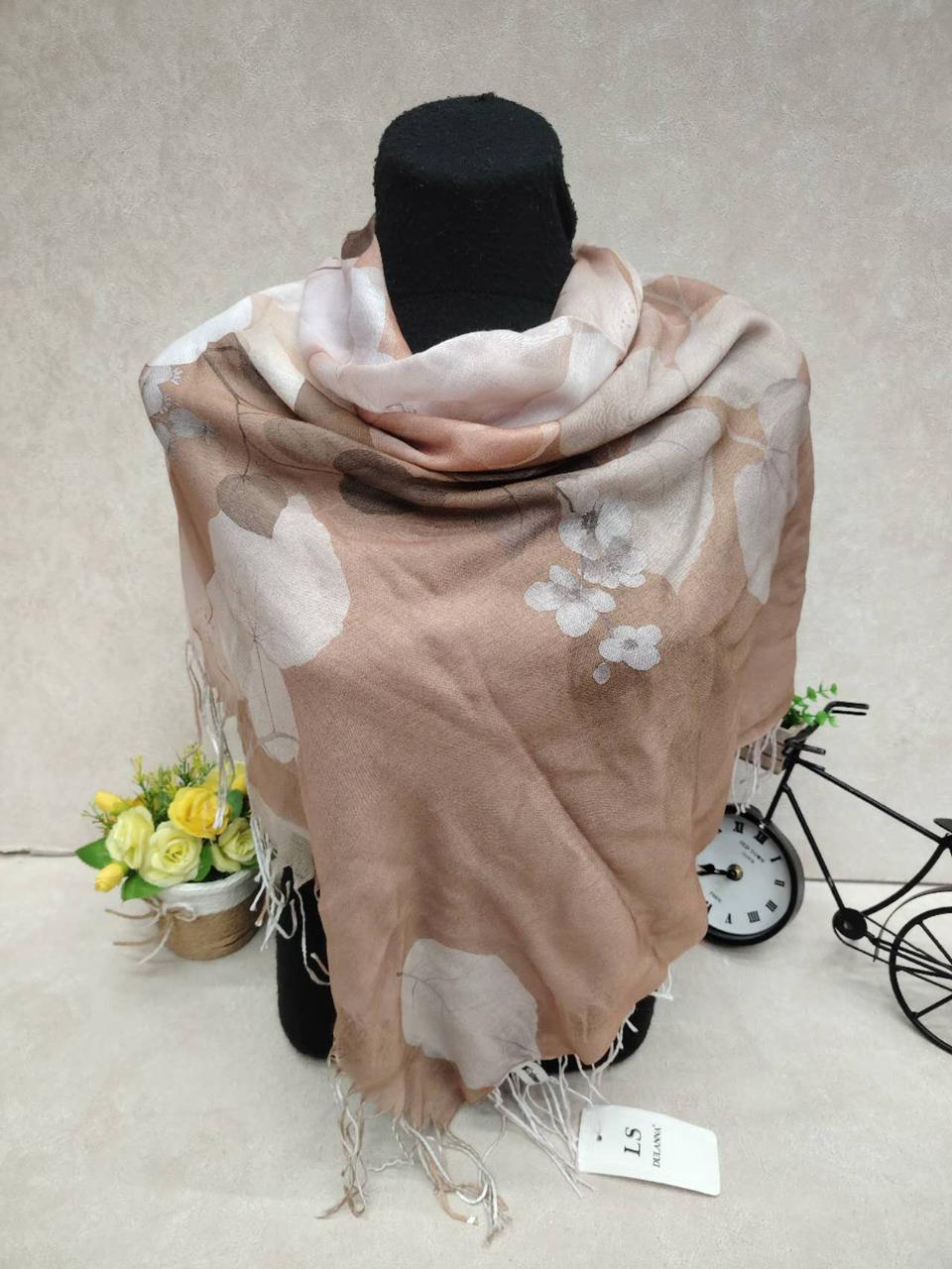 На фото 1 - Женский платок из кашемира, мультицвет