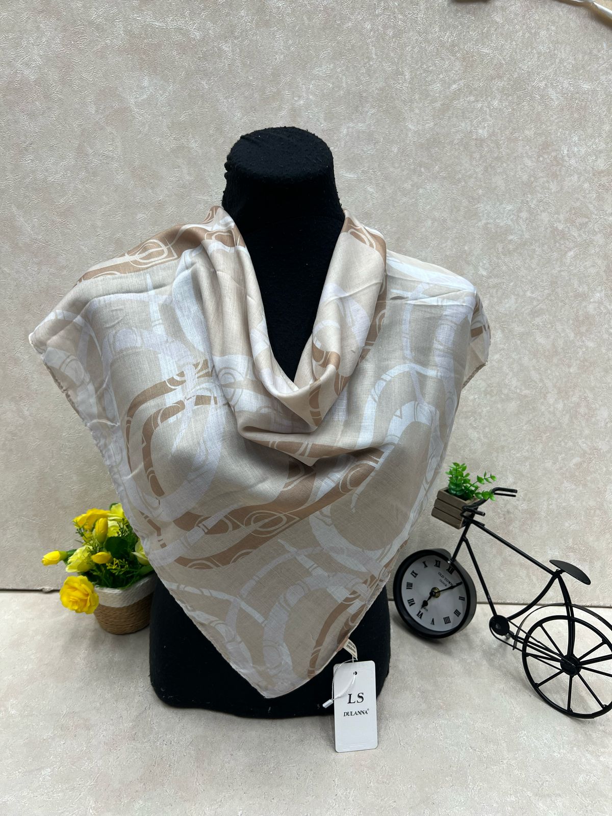 На фото 1 - Платок из хлопка мультицвет