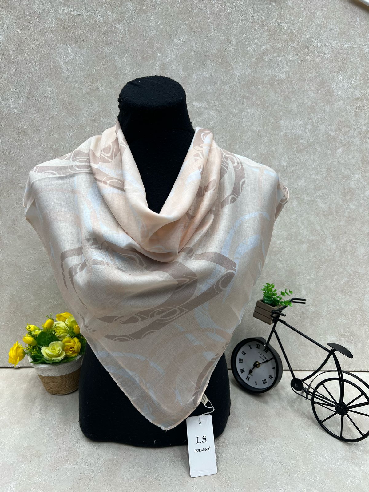 На фото 1 - Платок из хлопка мультицвет