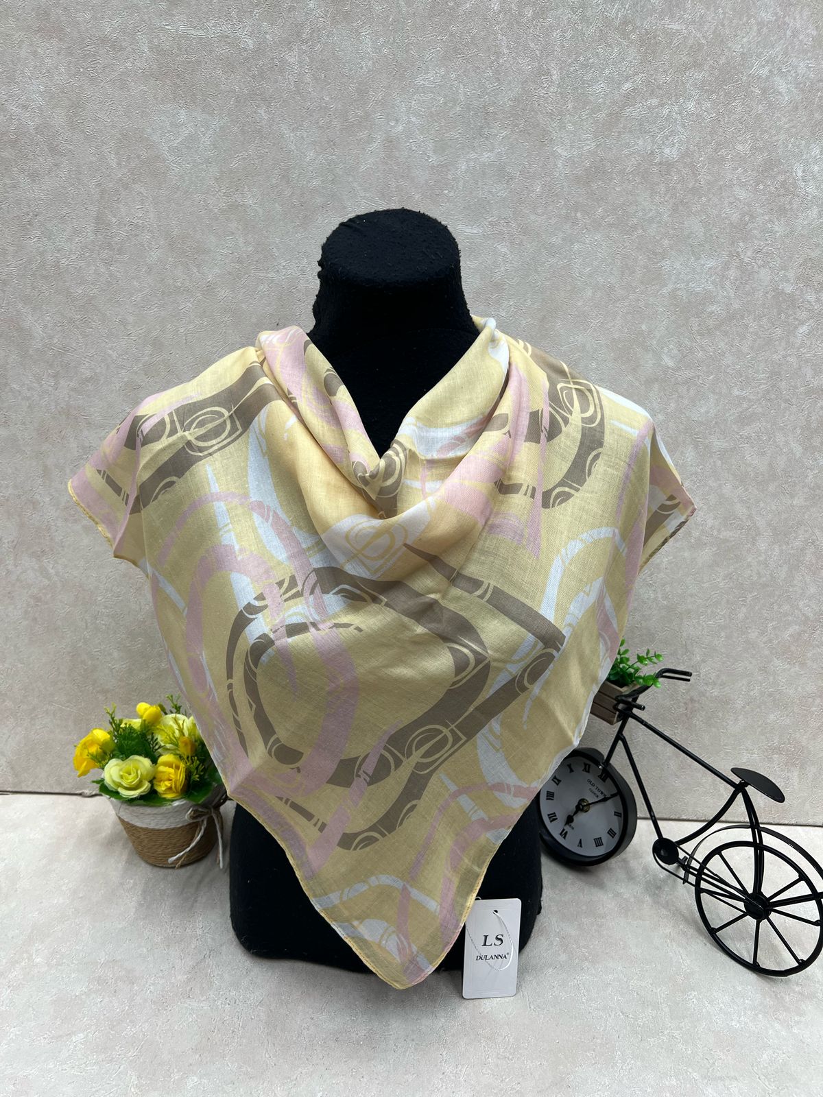 На фото 1 - Платок из хлопка мультицвет