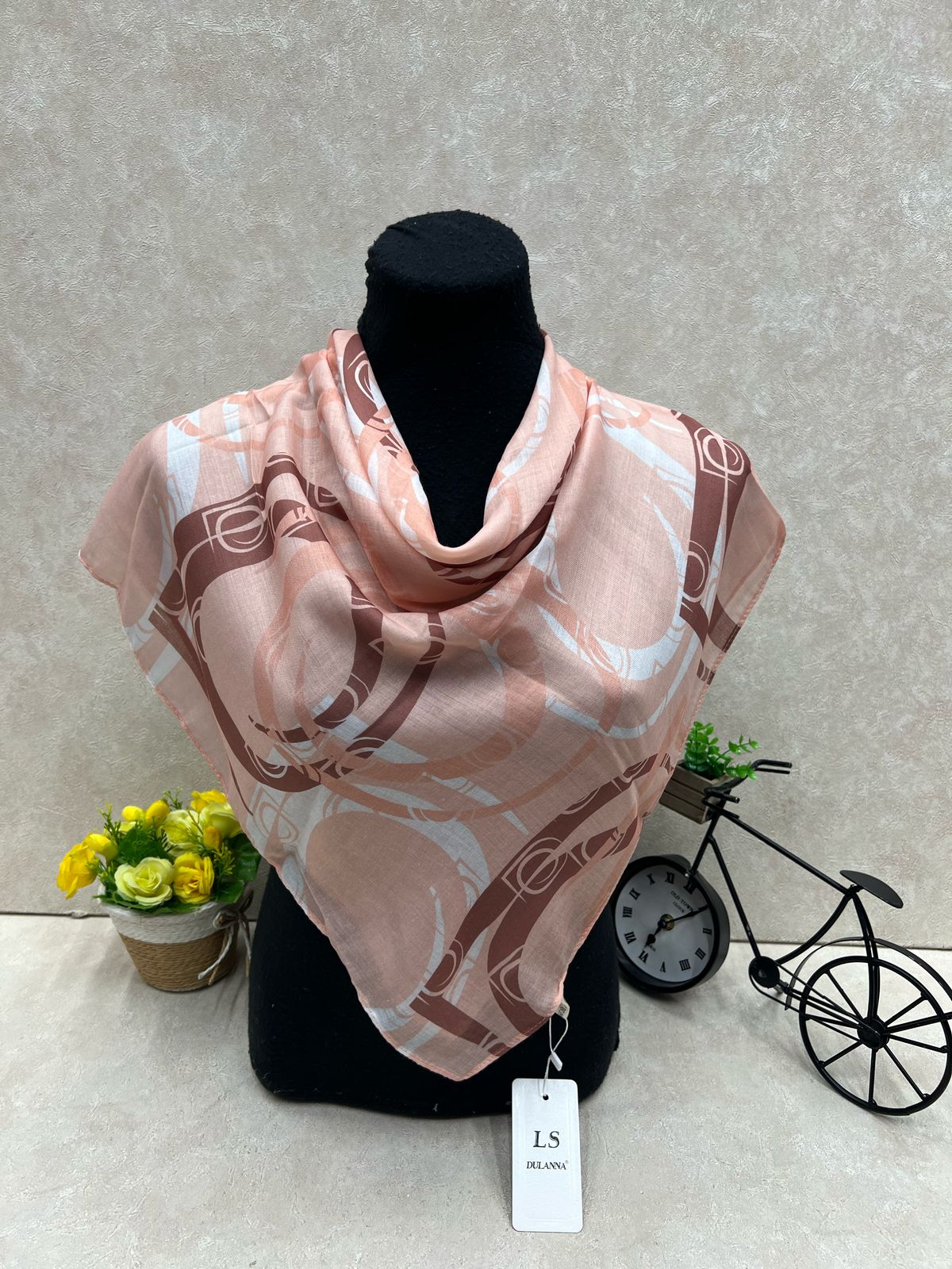 На фото 1 - Платок из хлопка мультицвет