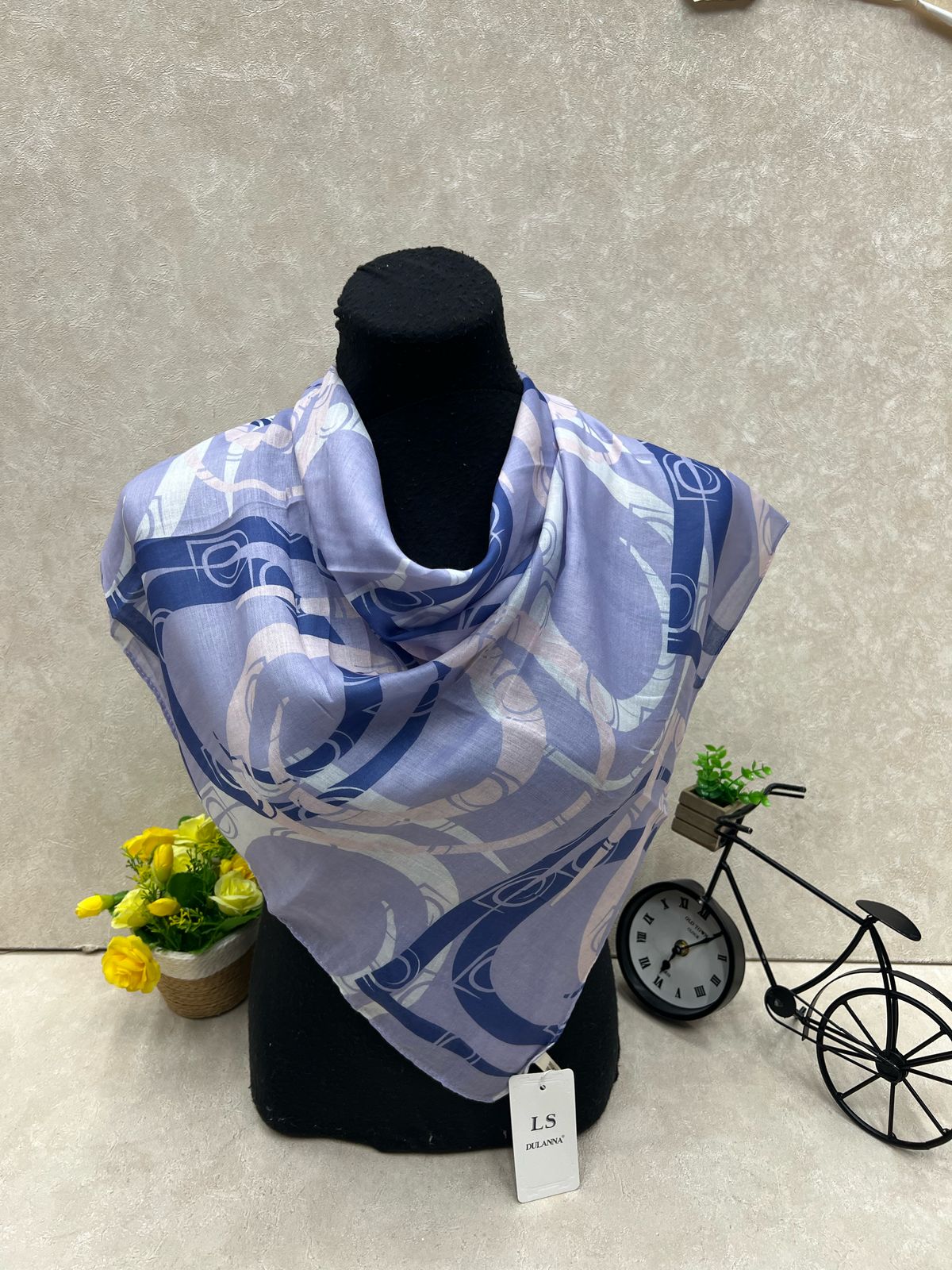 На фото 1 - Платок из хлопка мультицвет