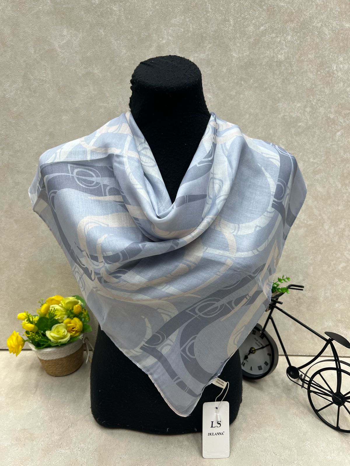 На фото 1 - Платок из хлопка мультицвет