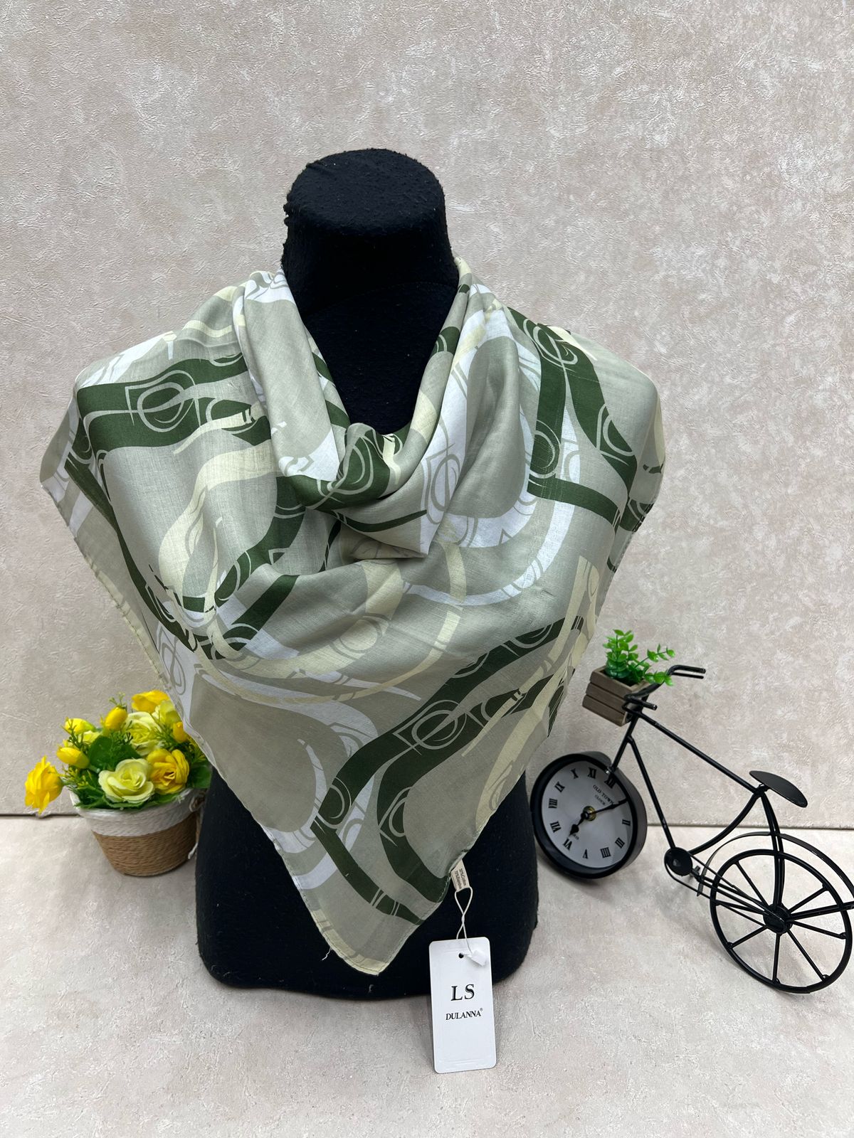 На фото 1 - Платок из хлопка мультицвет