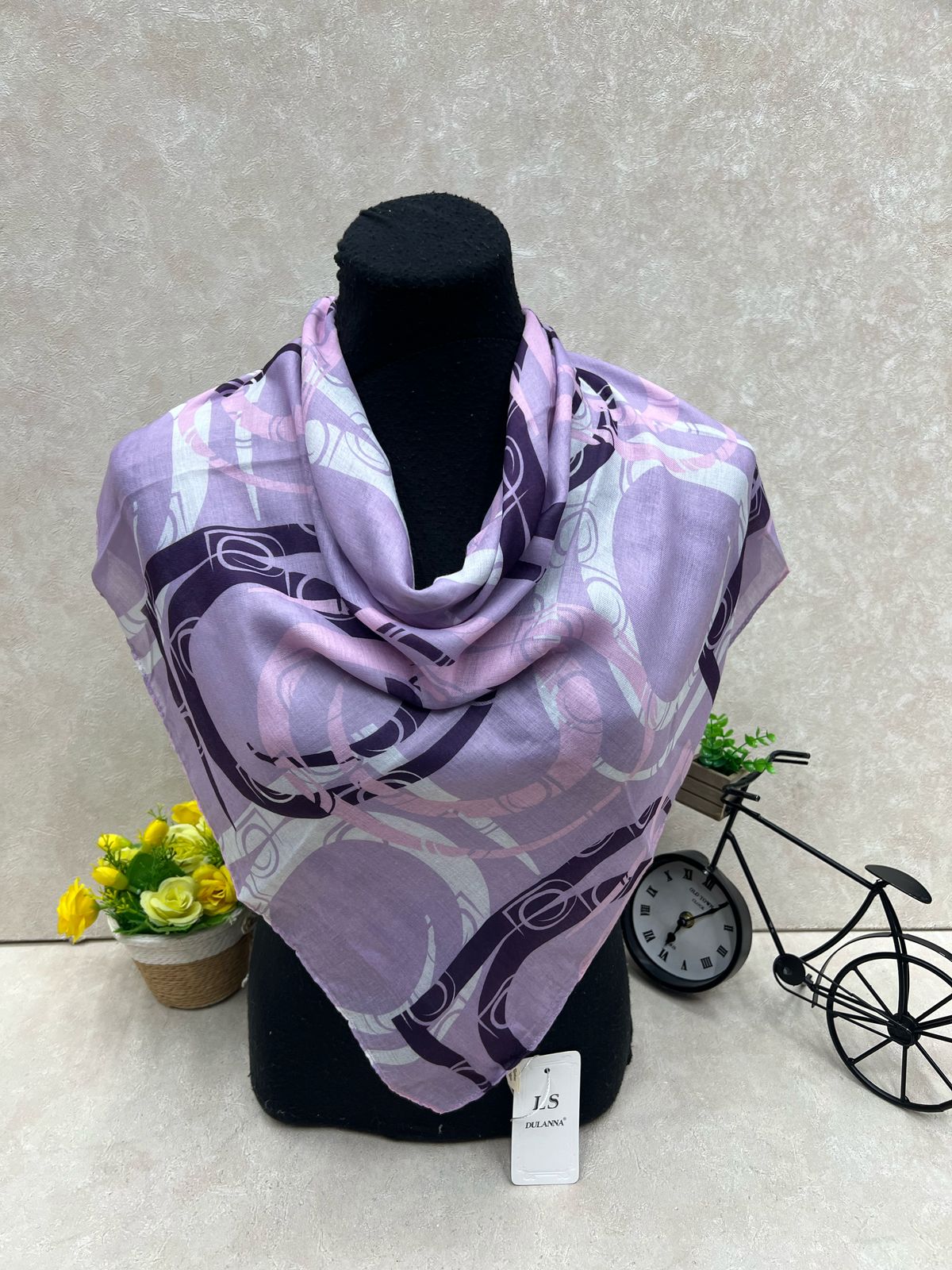 На фото 1 - Платок из хлопка мультицвет