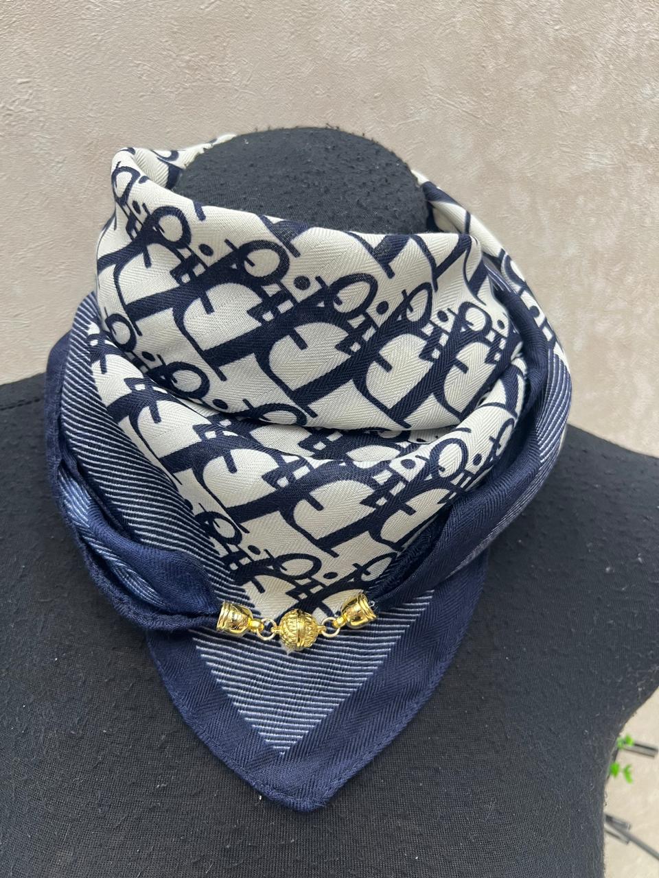 На фото 1 - Платок из хлопка мультицвет